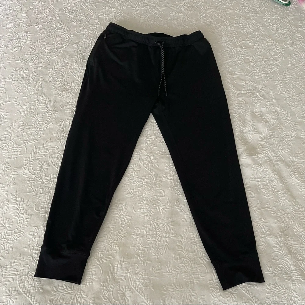 Kirkland Black Jogger Sweatpants. Like new. zippered pockets. Size XL